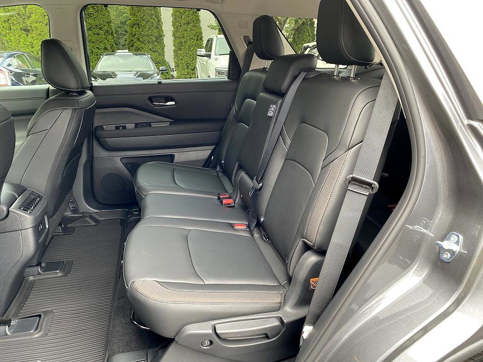 2025 Nissan Pathfinder SL photo 11