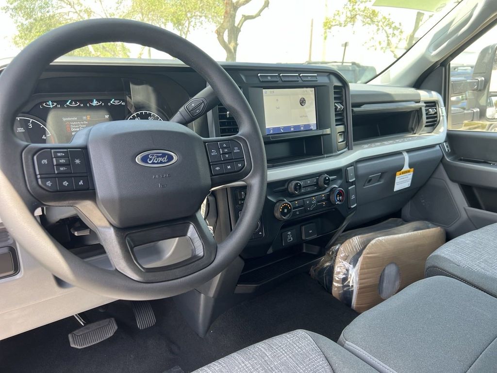 2023 Ford F-350 Lightning Platinum photo 4