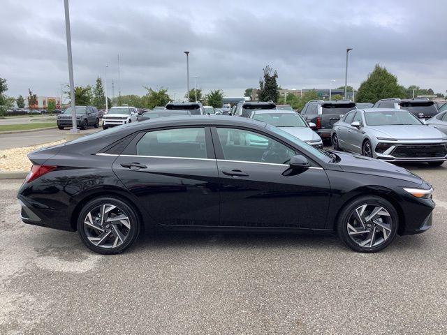 2025 Hyundai Elantra Limited photo 4