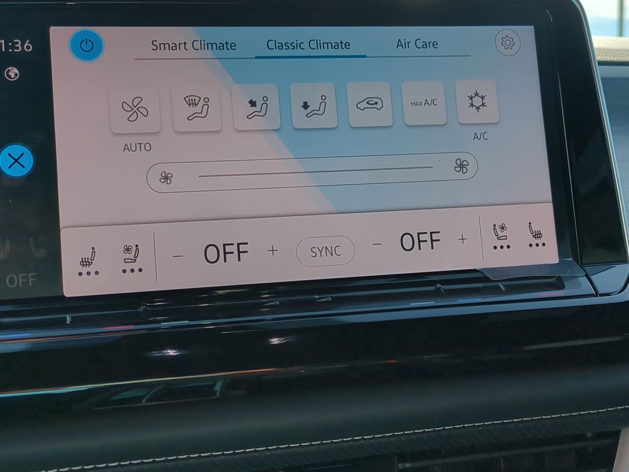 2025 Volkswagen Atlas Cross Sport SE Technology photo 7