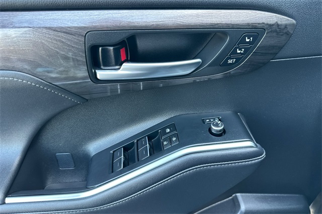 2024 Toyota Highlander Platinum photo 11