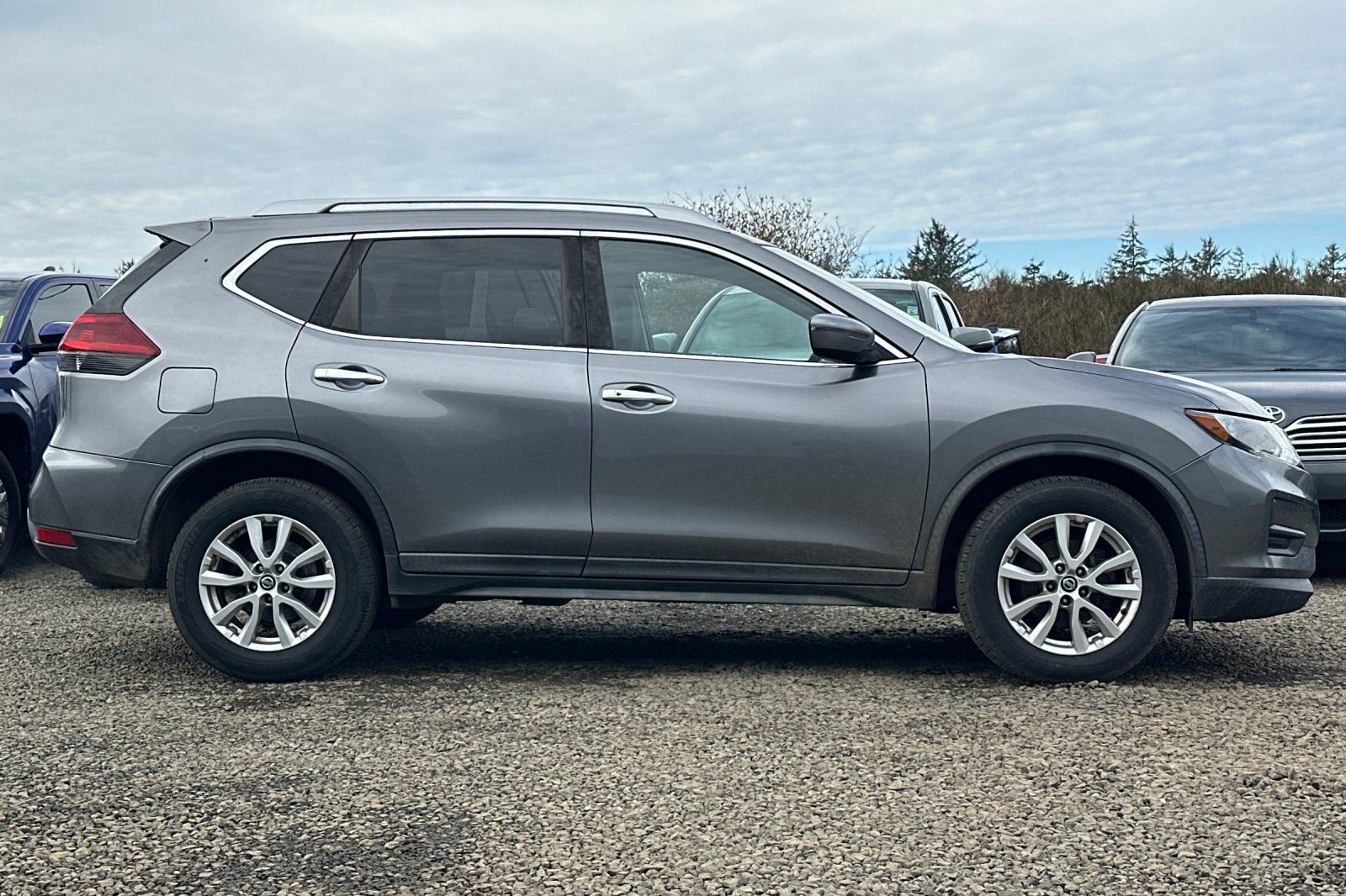 2018 Nissan Rogue SV photo 2