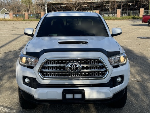 2016 Toyota Tacoma TRD Sport photo 2