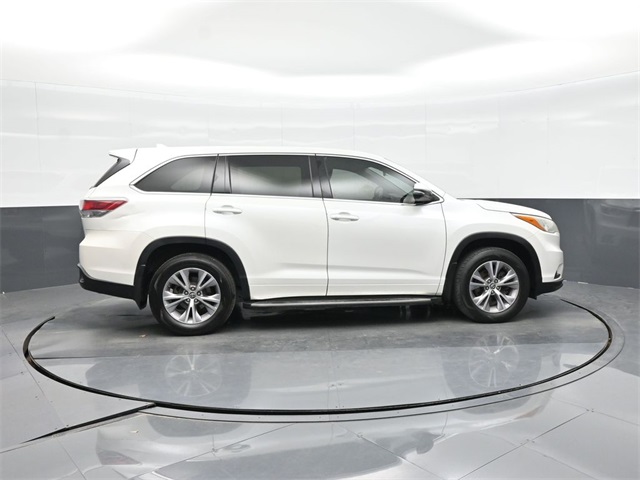 2016 Toyota Highlander LE photo 18