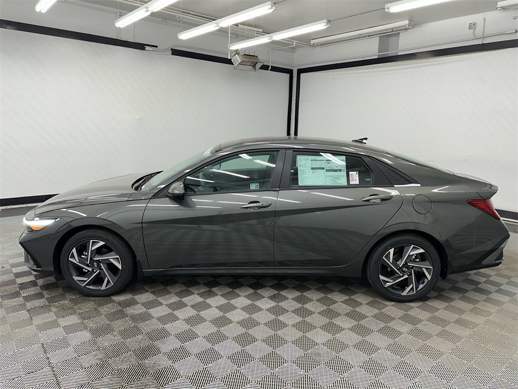 2025 Hyundai Elantra SEL Convenience photo 2