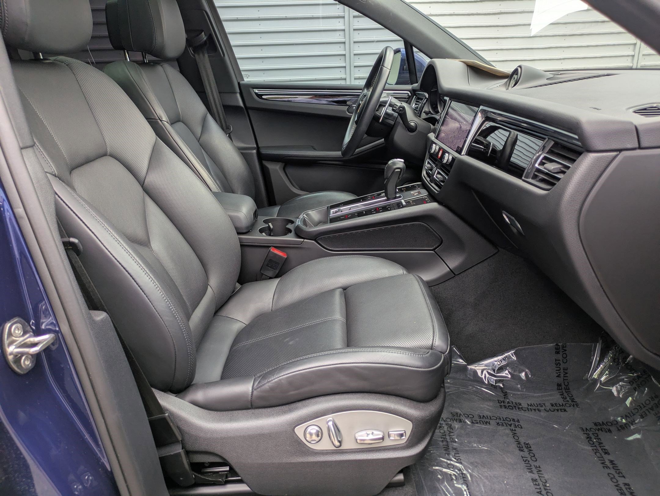 2023 Porsche Macan T photo 30