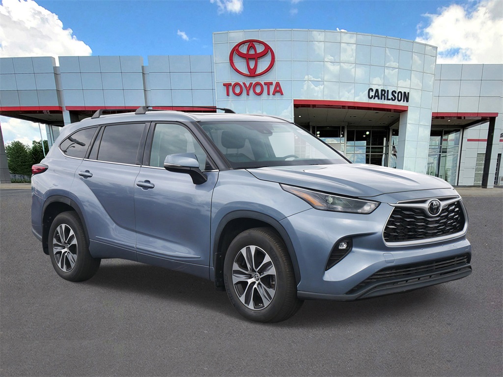 Used 2022 Toyota Highlander XLE with VIN 5TDHZRBH0NS204611 for sale in Minneapolis, Minnesota