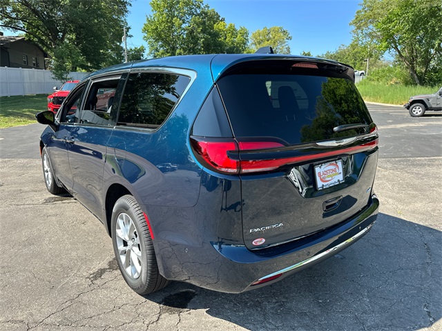 2025 Chrysler Pacifica photo 8