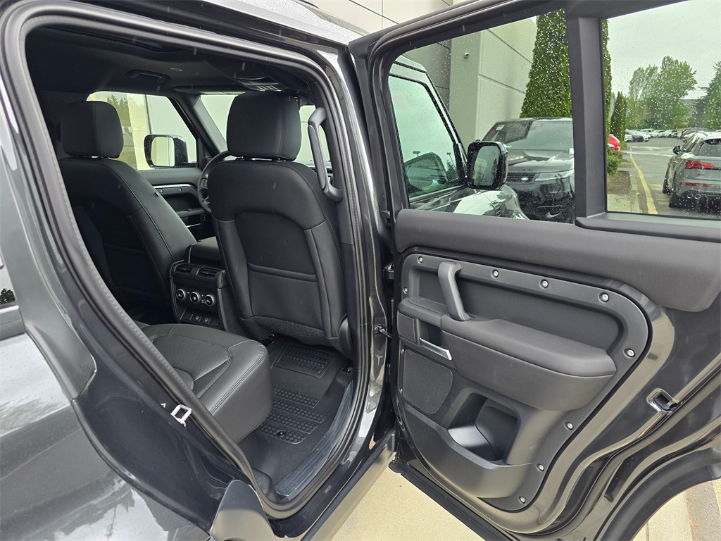 2025 Land Rover Defender 110 S photo 26