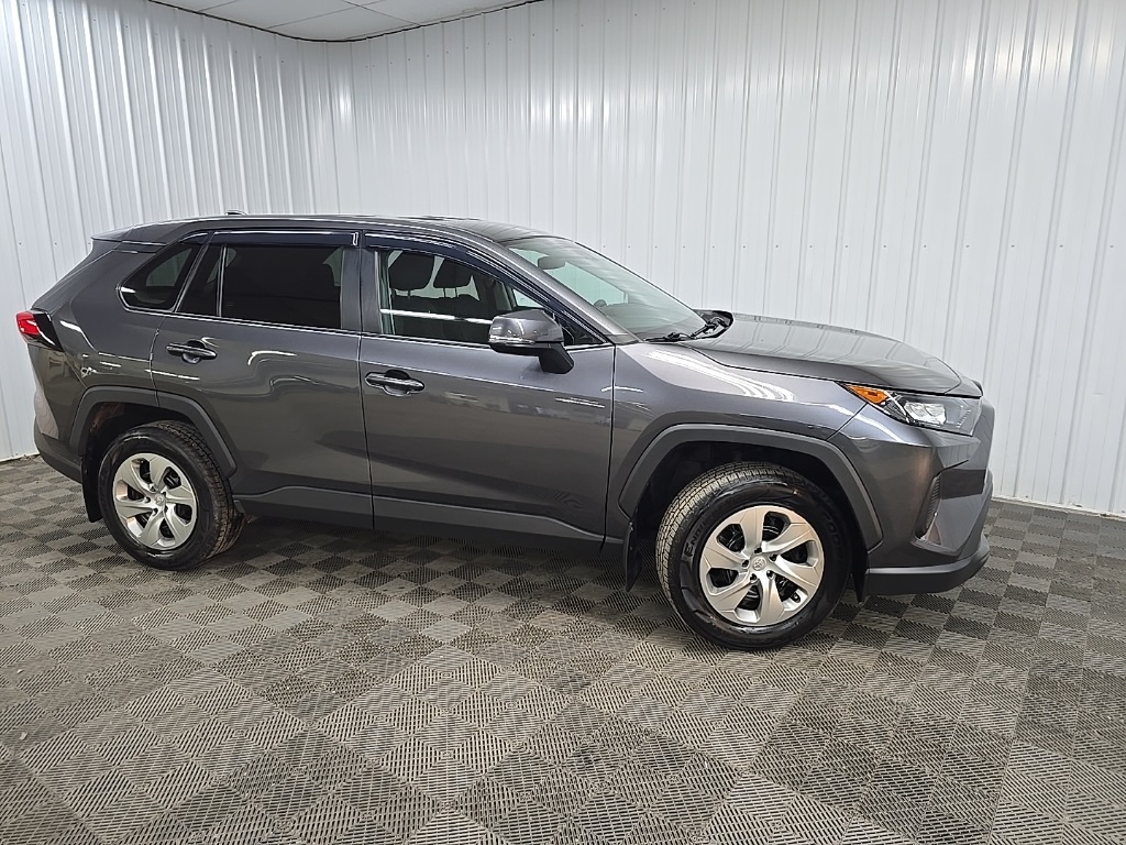 2022 Toyota RAV4 LE's photo