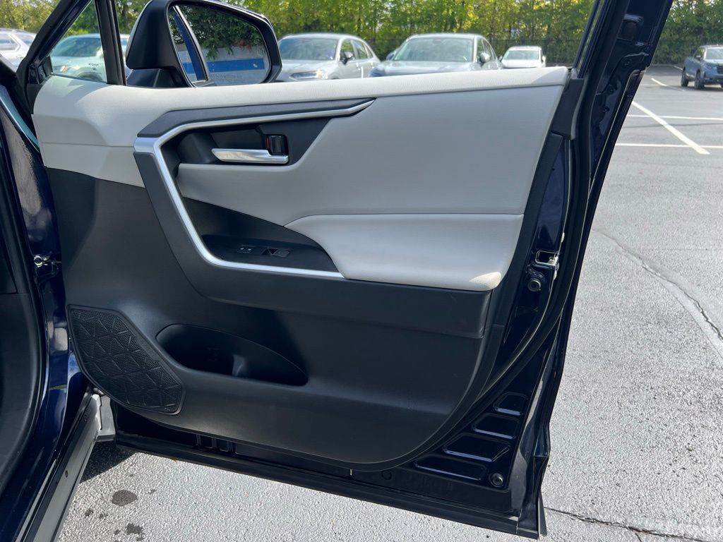 2023 Toyota RAV4 XLE Premium photo 27