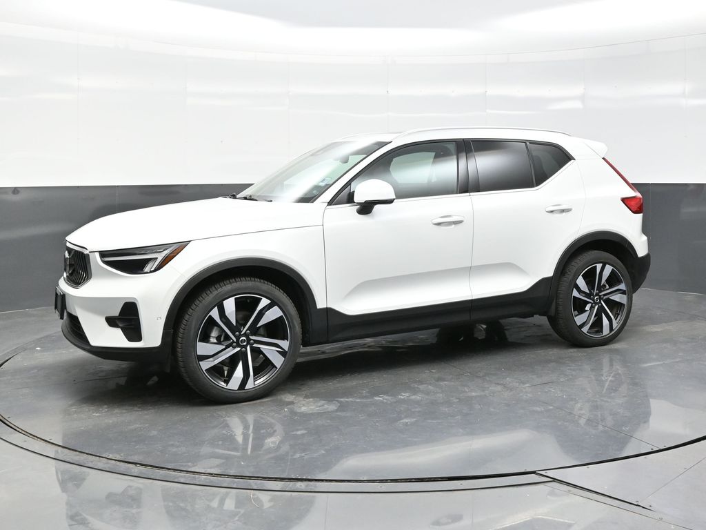 2025 Volvo XC40 Plus photo 2