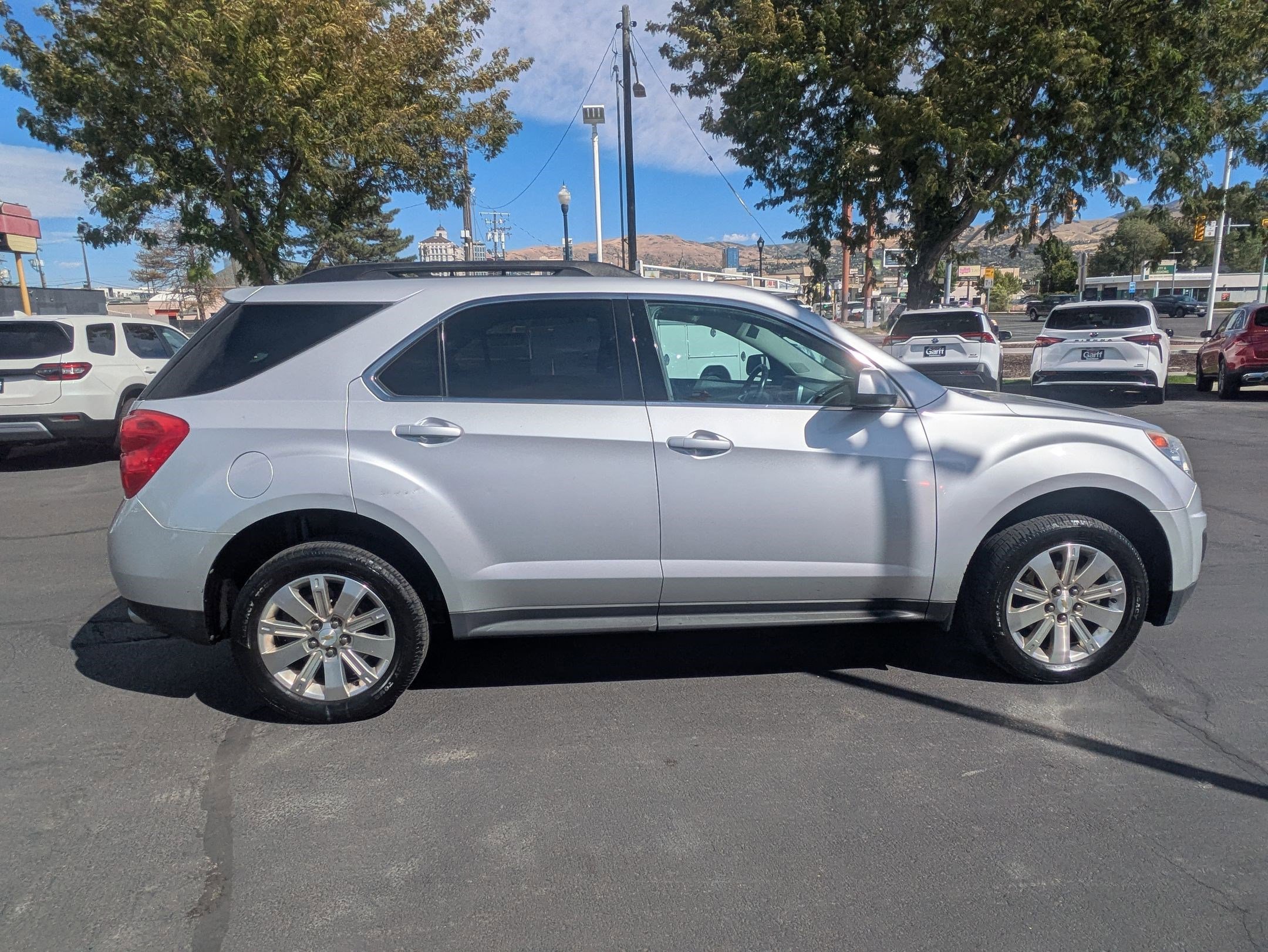 2011 Chevrolet Equinox photo 2
