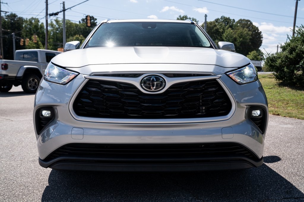 2021 Toyota Highlander XLE photo 2