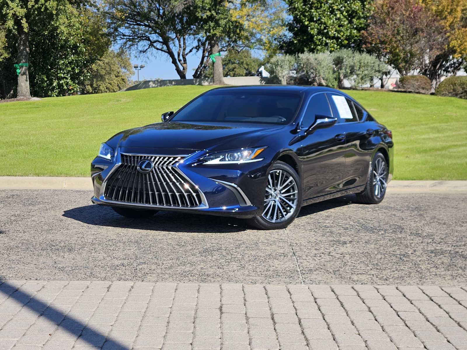 2025 Lexus ES 350's photo