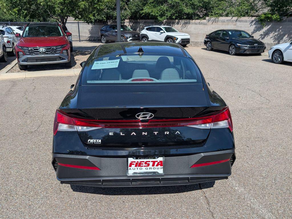 2025 Hyundai Elantra SE photo 5