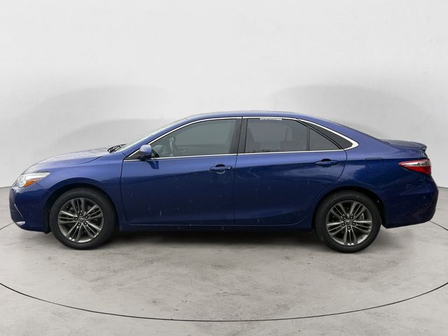 2016 Toyota Camry SE photo 2