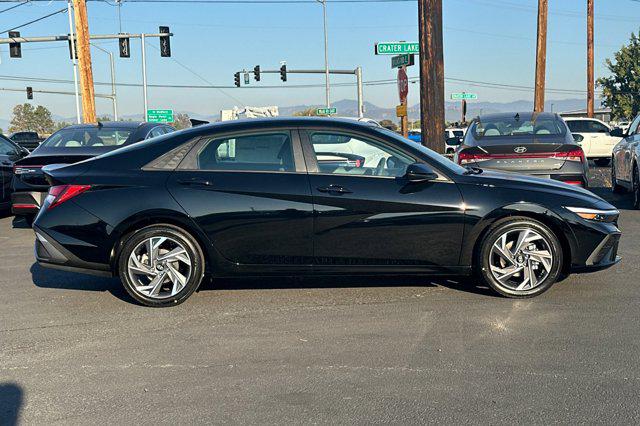 2025 Hyundai Elantra SEL Sport photo 3