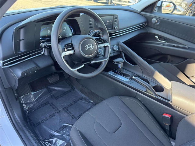 2025 Hyundai Elantra SE photo 2