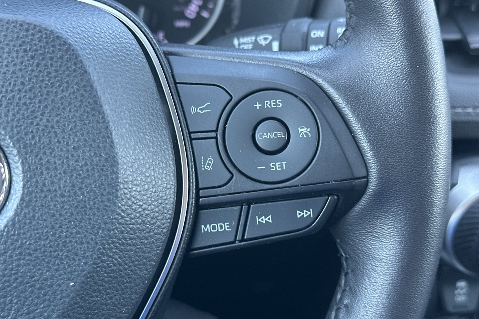 2022 Toyota RAV4 Hybrid XLE photo 28