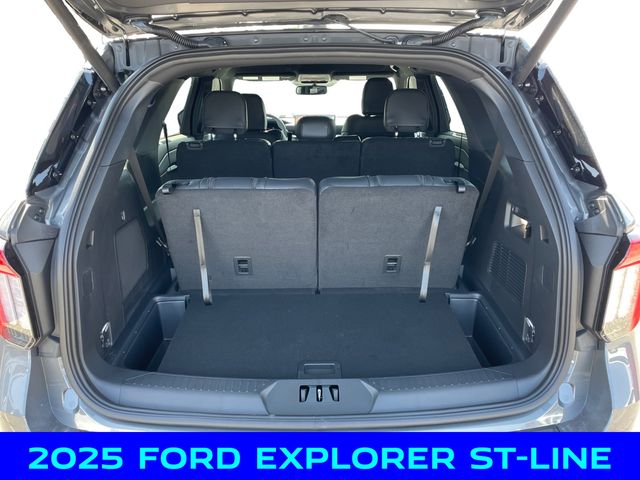 2025 Ford Explorer ST-Line photo 3
