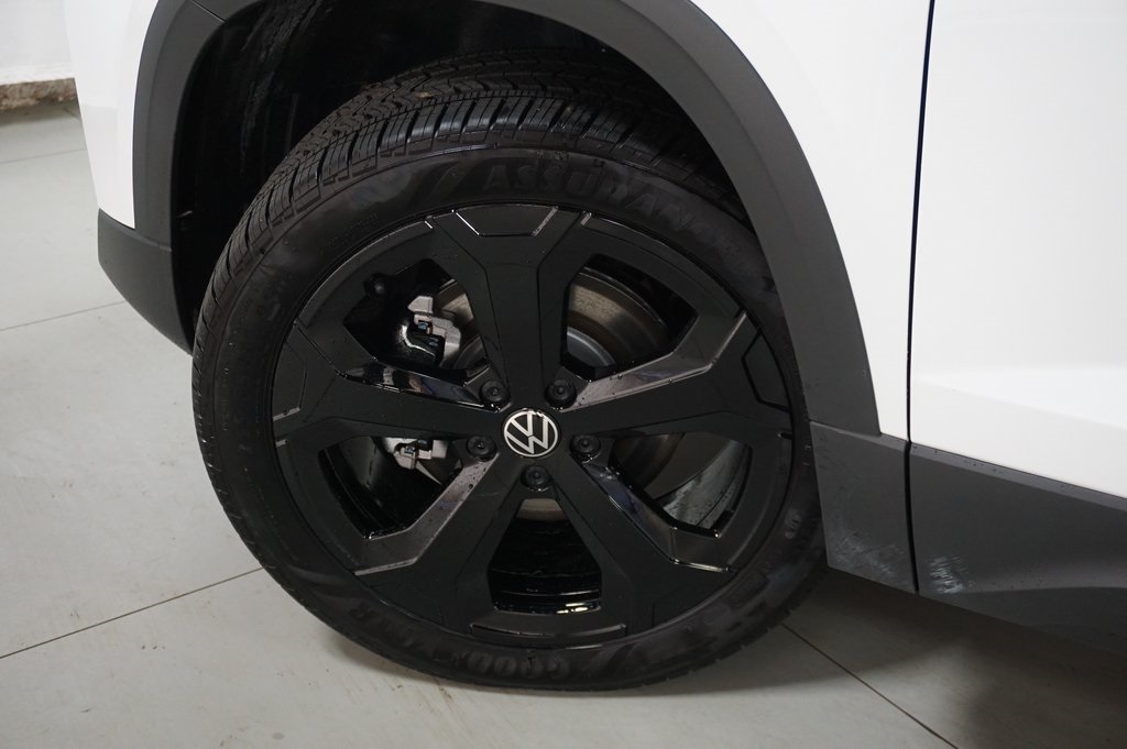 2025 Volkswagen Taos SE photo 4