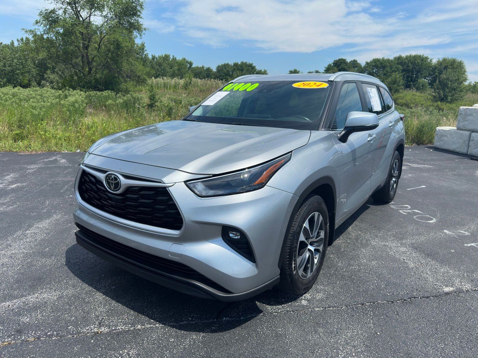 2024 Toyota Highlander XLE photo 2