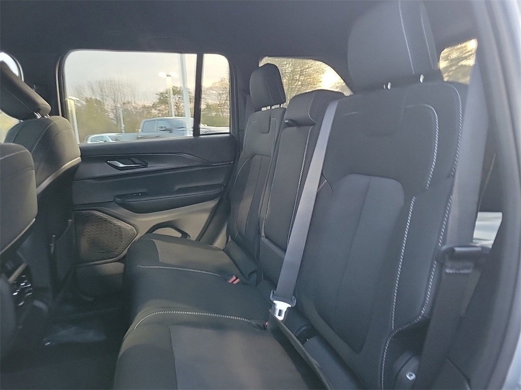 2025 Jeep Grand Cherokee Laredo photo 9