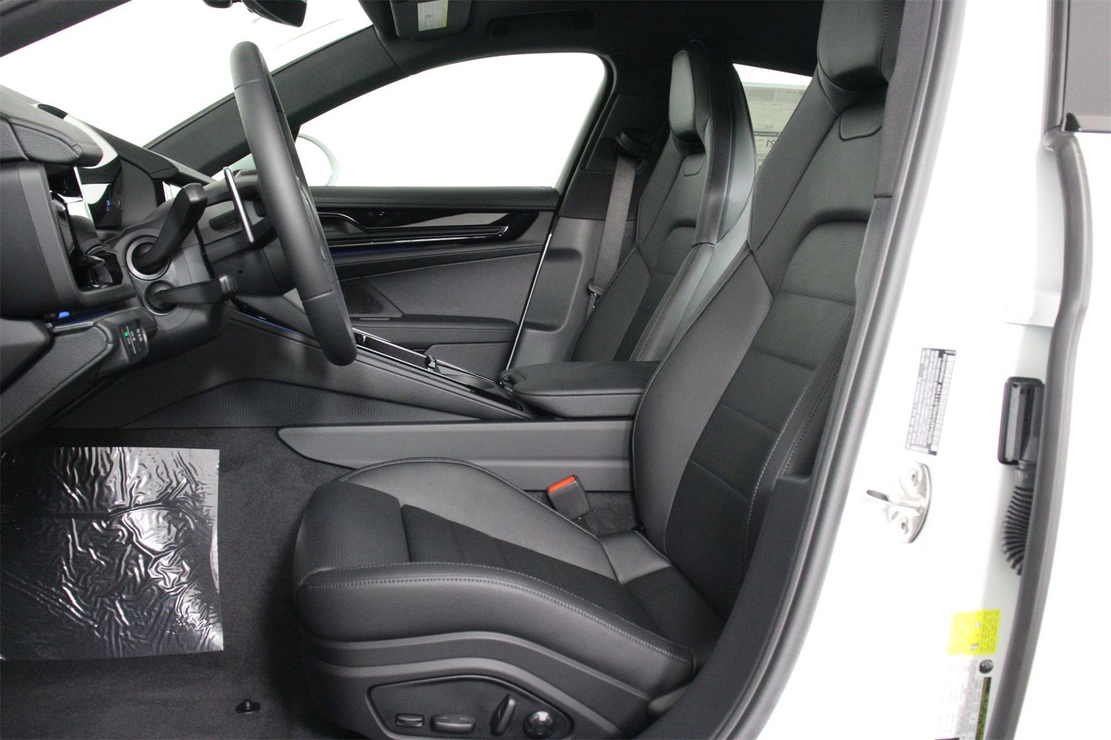 2025 Porsche Panamera 4 photo 4