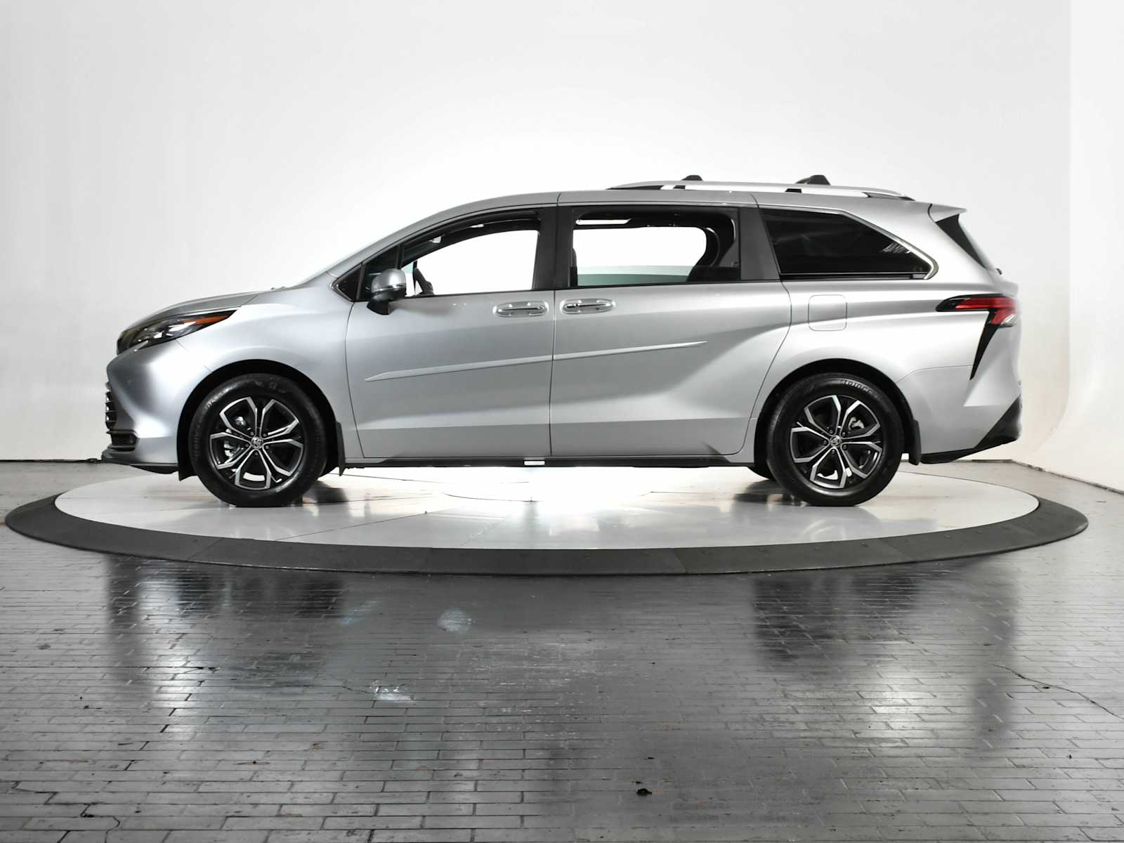 2025 Toyota Sienna Platinum photo 2