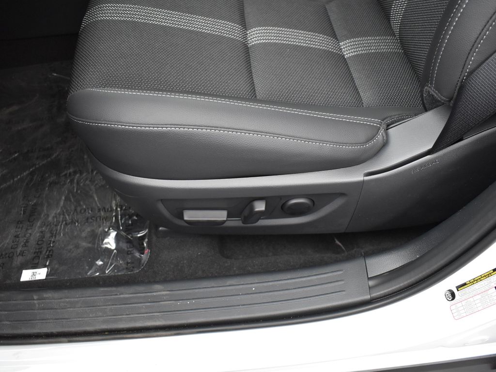 2025 Mazda CX-50 Preferred photo 8