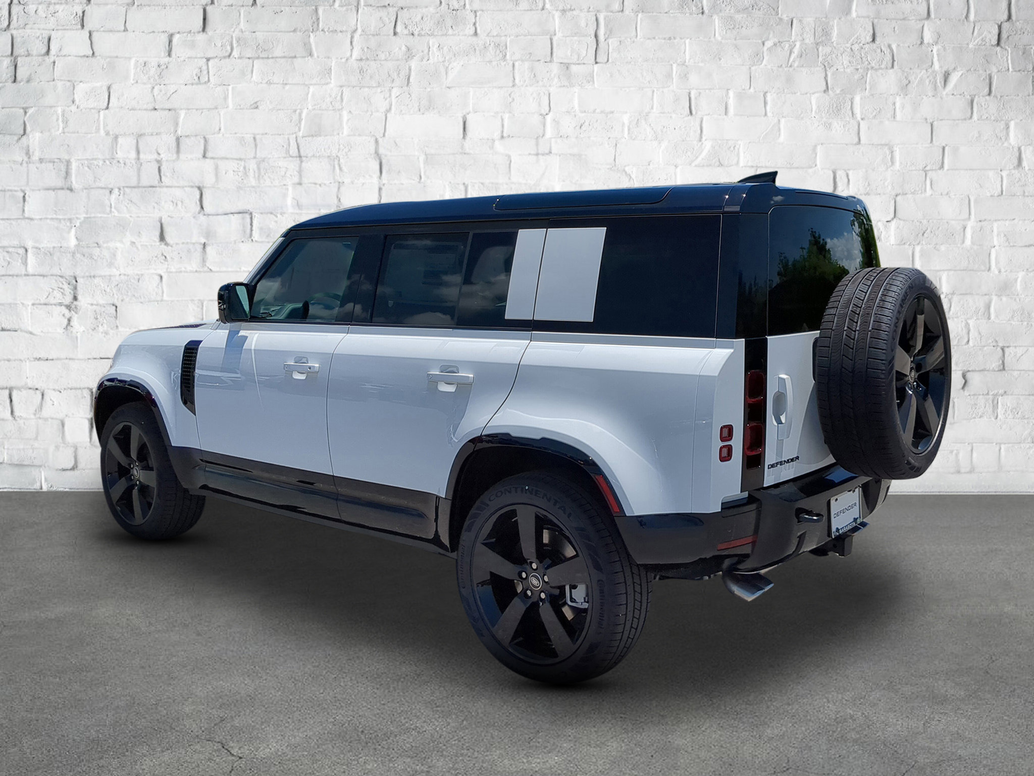 2025 Land Rover Defender 110 X-Dynamic SE photo 3