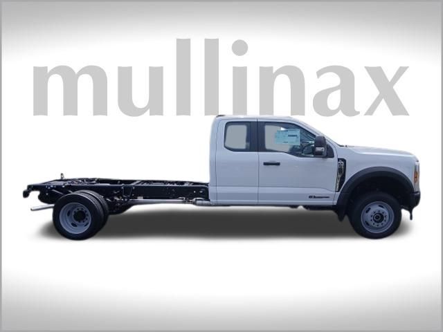 2025 Ford F-550 photo 2