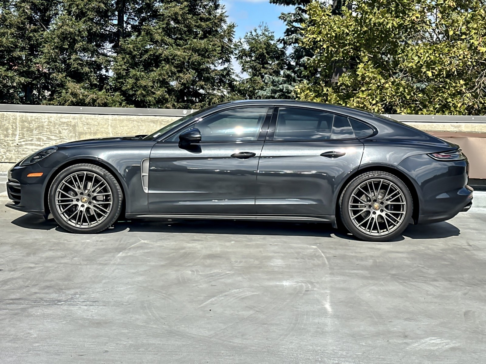 2022 Porsche Panamera 4 Platinum photo 2
