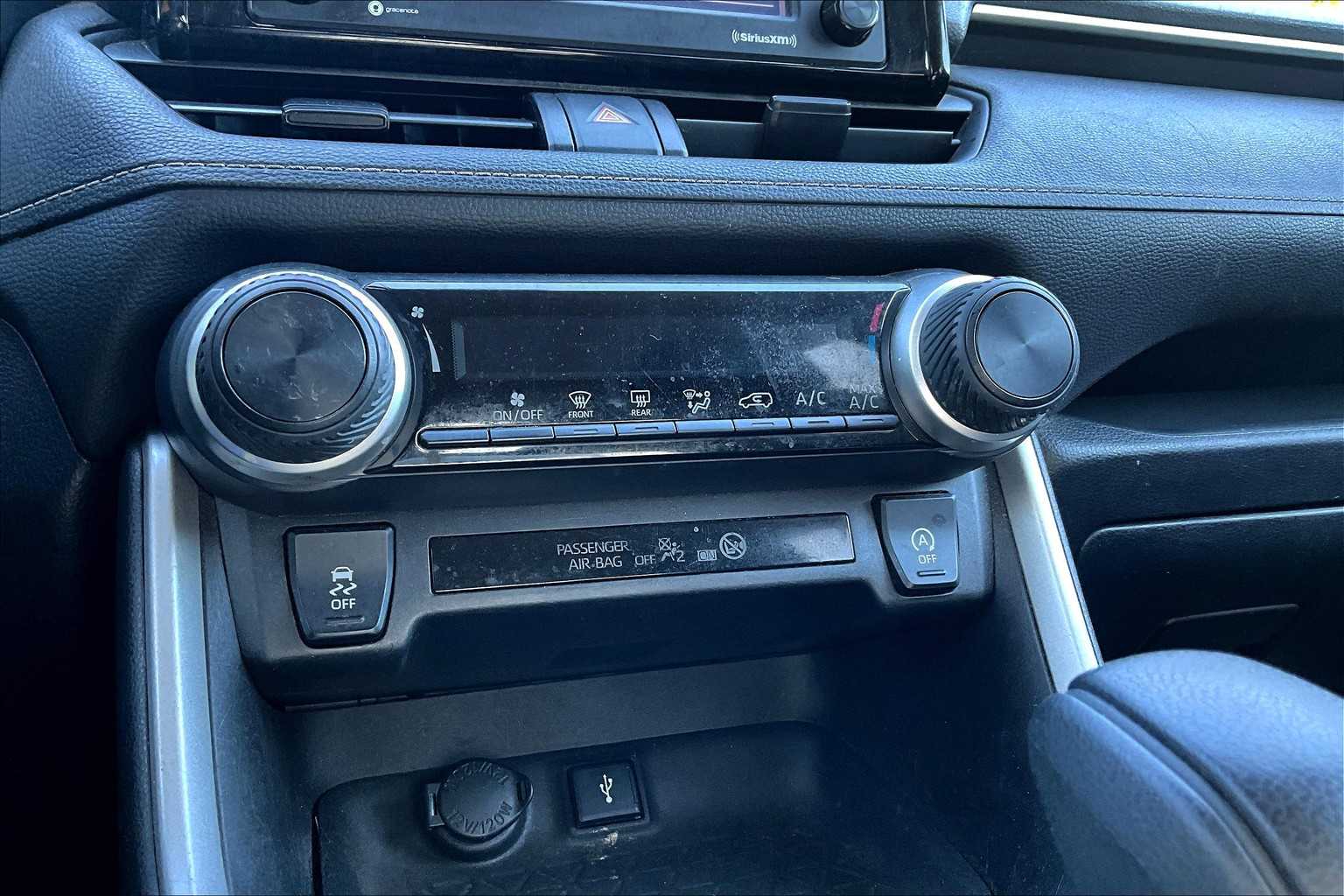 2021 Toyota RAV4 LE photo 32