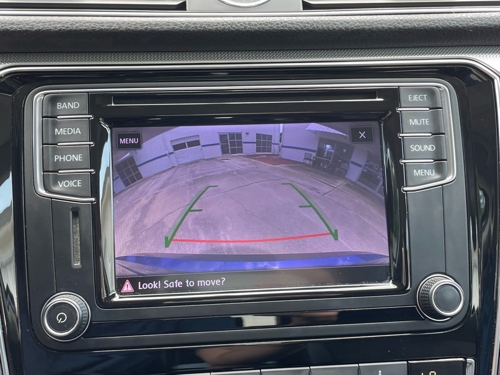 2017 Volkswagen Passat R-Line photo 9