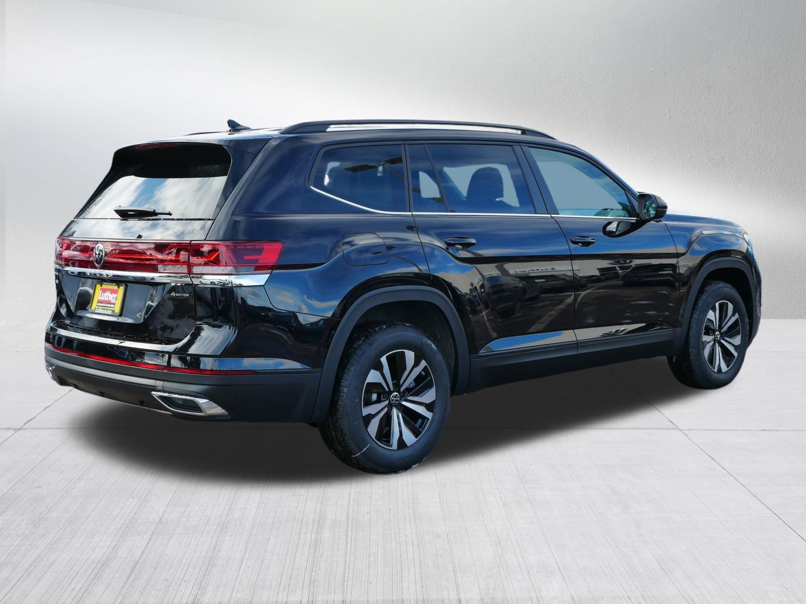 2026 Volkswagen Atlas SE photo 2