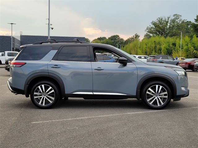 2025 Nissan Pathfinder Platinum photo 2