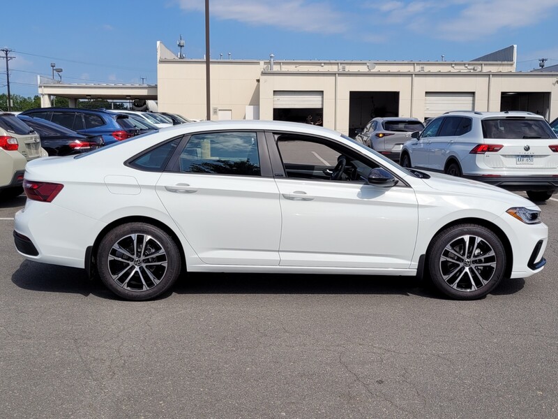 2025 Volkswagen Jetta 1.5T Sport photo 2