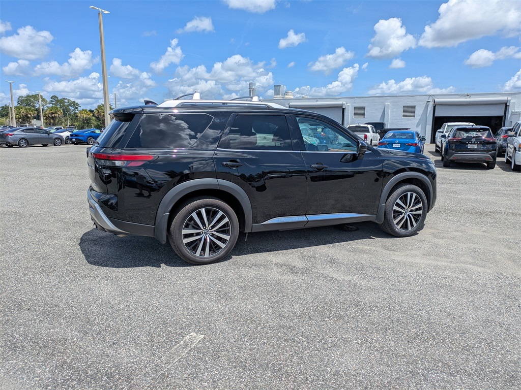 2023 Nissan Pathfinder Platinum photo 2