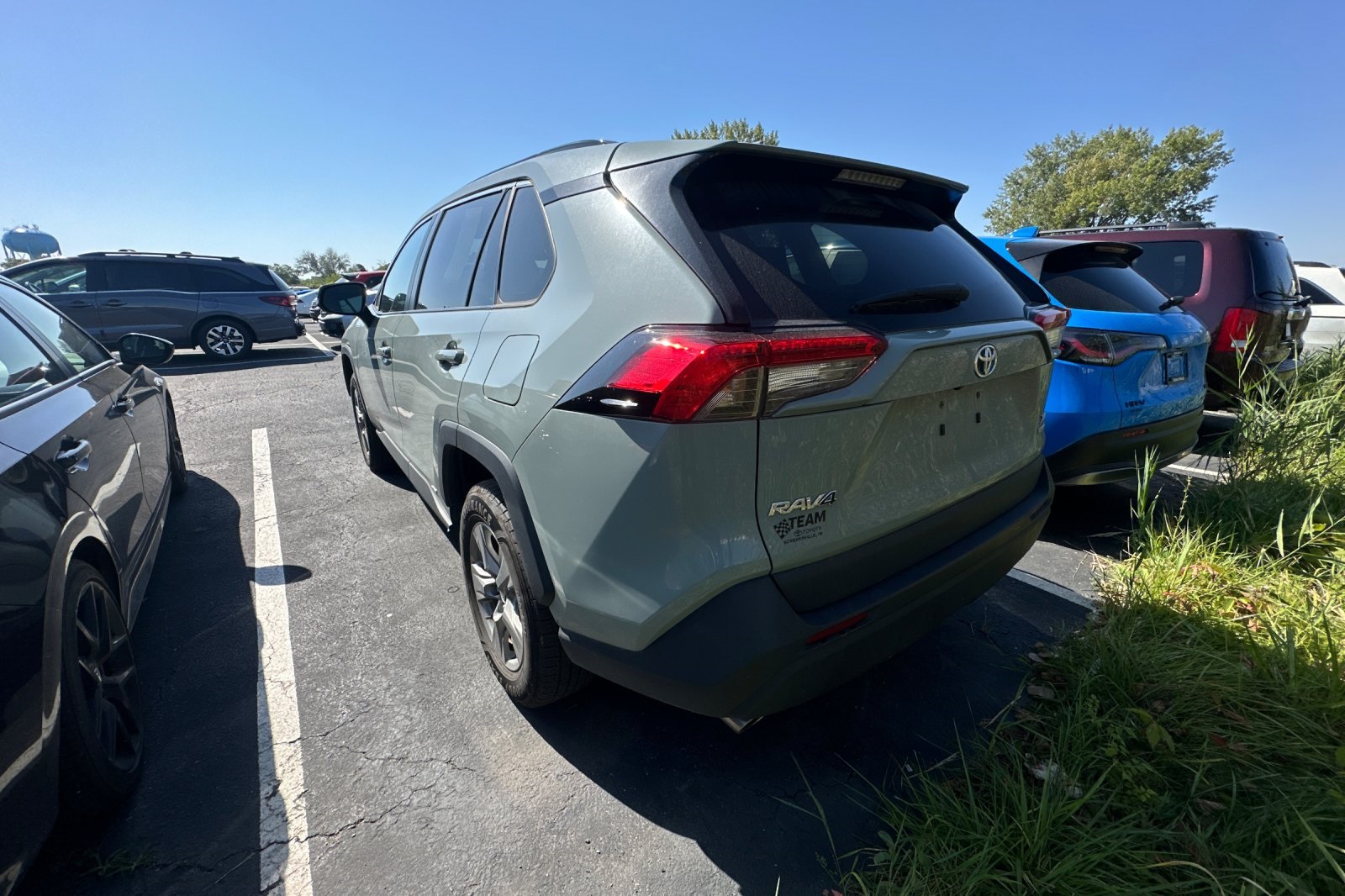 2022 Toyota RAV4 Hybrid XLE photo 2