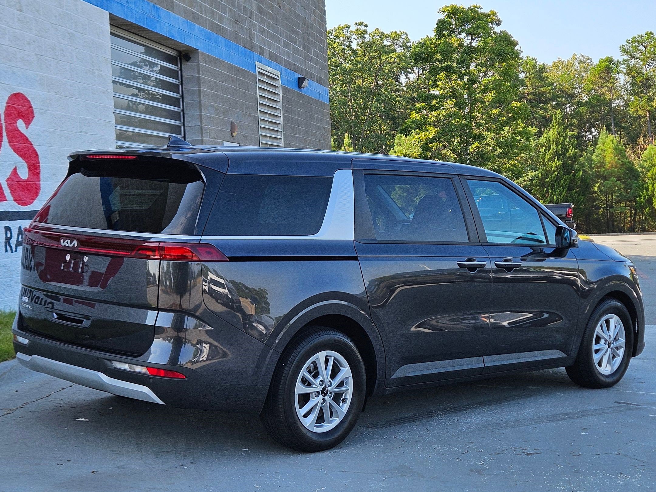 2023 Kia Carnival LX photo 5