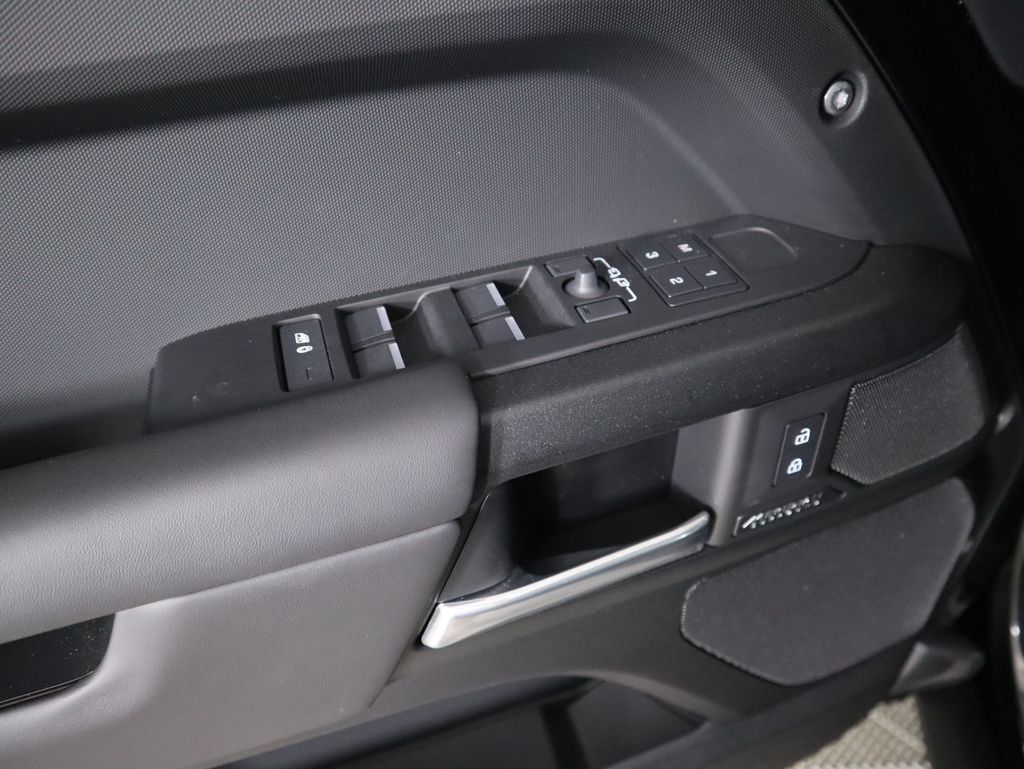 2025 Land Rover Defender 130 V8 photo 22
