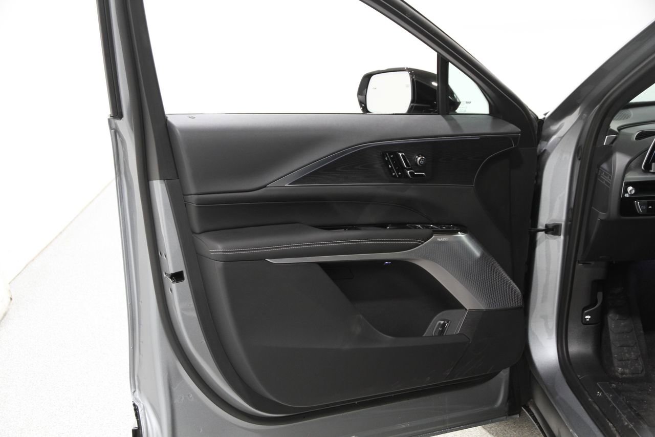 2025 Cadillac Lyriq Luxury photo 4