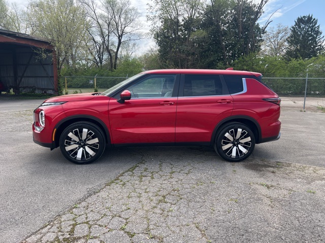 2025 Mitsubishi Outlander SE photo 4