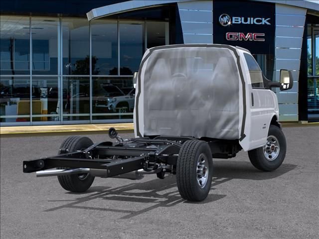 2025 Gmc Savana Cutaway 3500 photo 3