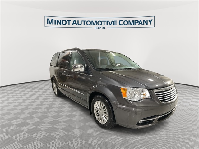 2015 Chrysler Town & Country photo 2
