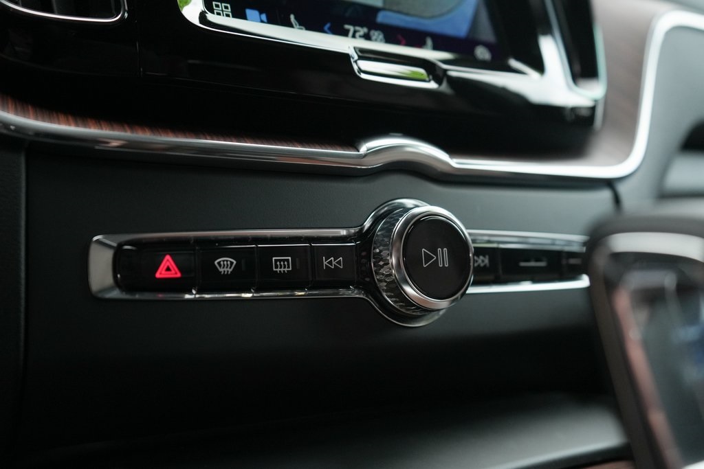 2023 Volvo XC60 B5 Plus photo 22