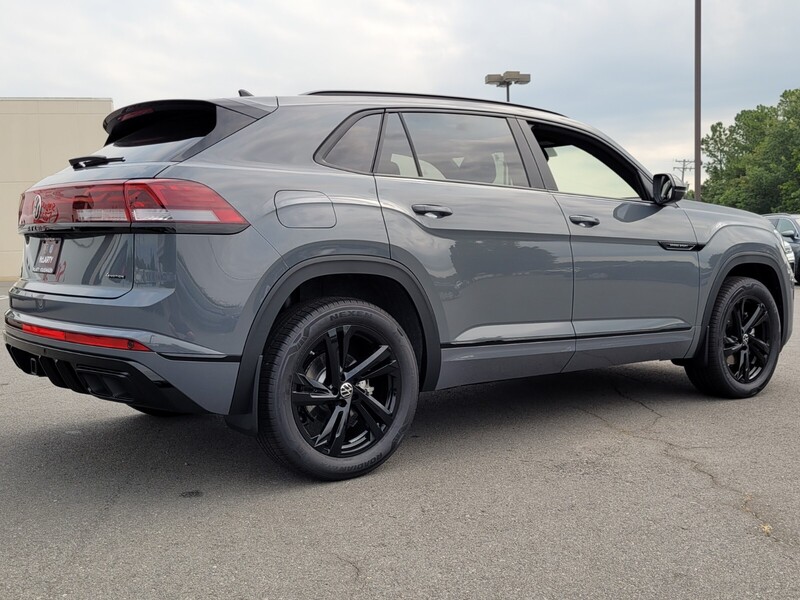 2025 Volkswagen Atlas Cross Sport SEL R-Line photo 3