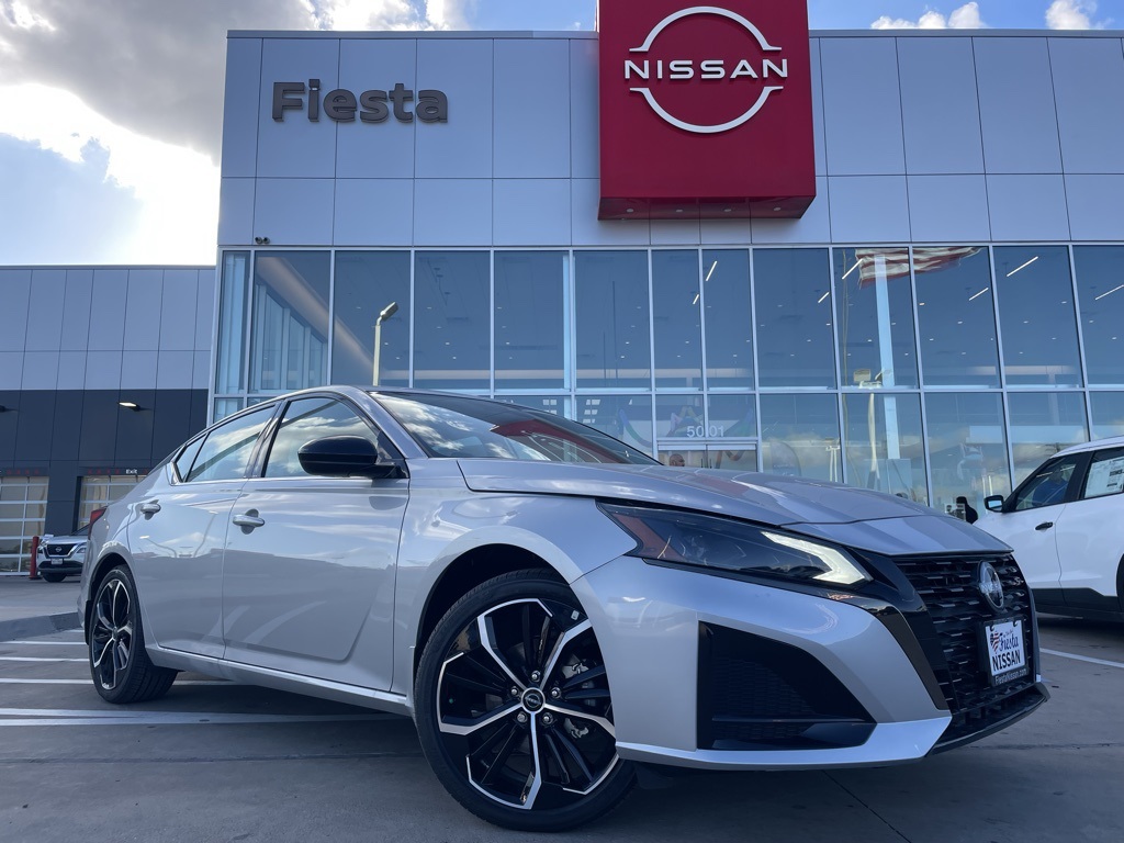 2025 Nissan Altima SR's photo